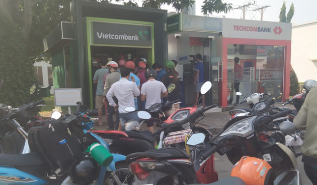 29 Tết, mất nguyên buổi sáng chỉ để đi rút tiền tại cây ATM