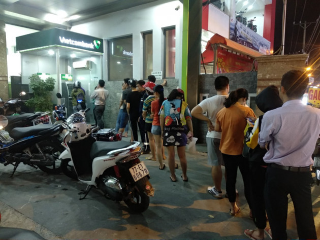 29 Tết, mất nguyên buổi sáng chỉ để đi rút tiền tại cây ATM - Ảnh 6.