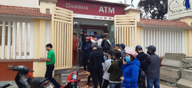 29 Tết, mất nguyên buổi sáng chỉ để đi rút tiền tại cây ATM - Ảnh 7.