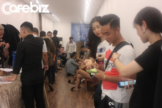 3 sinh viên ĐH Kiến trúc bỏ cả tỷ đồng mở Ice Coffee: Quán -10 độ C nên khách chỉ ngồi được 15 phút rồi ra, đón 1.000 khách/ngày cuối tuần khi Hà Nội nóng đỉnh điểm - Ảnh 5. 3 sinh viên ĐH Kiến trúc bỏ cả tỷ đồng mở Ice Coffee: Quán -10 độ C nên khách chỉ ngồi được 15 phút rồi ra, đón 1.000 khách/ngày cuối tuần khi Hà Nội nóng đỉnh điểm - Ảnh 5.