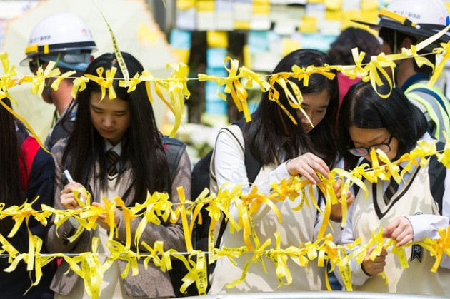 4 năm trôi qua, những câu chuyện buồn từ thảm kịch chìm phà Sewol khiến người dân Hàn Quốc nghẹn ngào nước mắt - Ảnh 6.