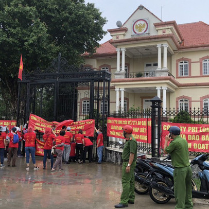 6 công trình không phép chưa tháo dỡ, khách hàng căng băng rôn phản đối