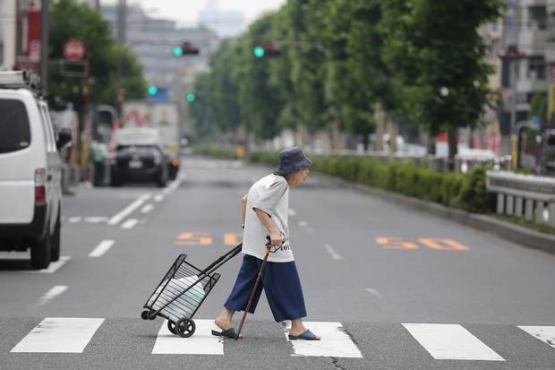 ADB: Công nghệ có thể khiến việc già hóa trở thành lợi tức bạc cho các nền kinh tế châu Á - Thái Bình Dương - Ảnh 1.