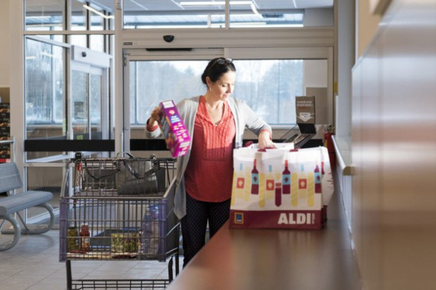 Aldi - Siêu thị trăm tuổi chuyên “bóc lột khách hàng”: Khách tự đóng hàng, tự cất xe đẩy nhưng ai cũng “chết mê” vì giá rẻ vô địch và cực kỳ chuyên nghiệp - Ảnh 8.