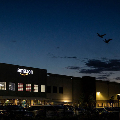 Amazon đánh bại 'vua bán lẻ' Walmart