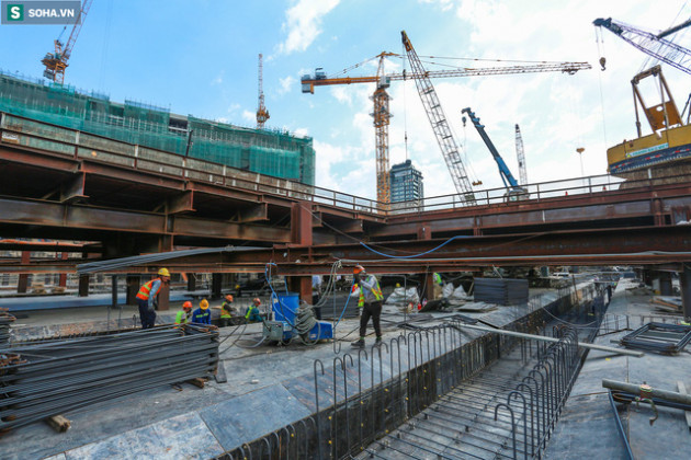 [Ảnh] Cận cảnh ga ngầm metro có giếng trời xuyên xuống lòng đất giữa trung tâm Sài Gòn - Ảnh 2.