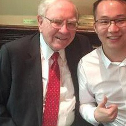 Anh chàng 31 tuổi may mắn được dùng bữa với Warren Buffett đến nay hạ quyết tâm sẽ vượt tỷ phú này bằng cách... chơi tiền ảo