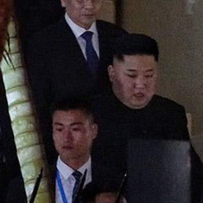 [ẢNH] Chủ tịch Kim Jong Un thăm Đại sứ quán Triều Tiên trong ngày đầu tiên đến Hà Nội