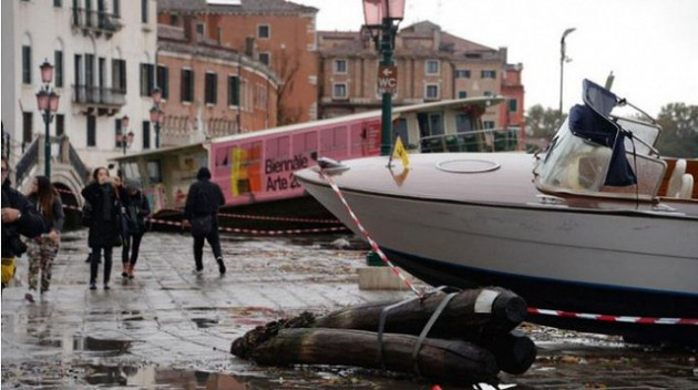 Ảnh: Venice ngập nặng kỷ lục 50 năm, tàu thuyền 'leo lên' vỉa hè