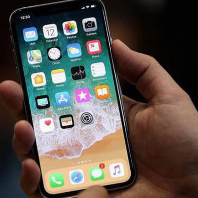 Apple âm thầm tự sản xuất màn hình iPhone lần đầu tiên trong lịch sử, cổ phiếu Samsung, Sharp sụt giảm mạnh