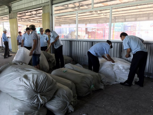 Ba container hàng Trung Quốc giả mạo nhãn mác Việt Nam để xuất sang Mỹ - Ảnh 1.