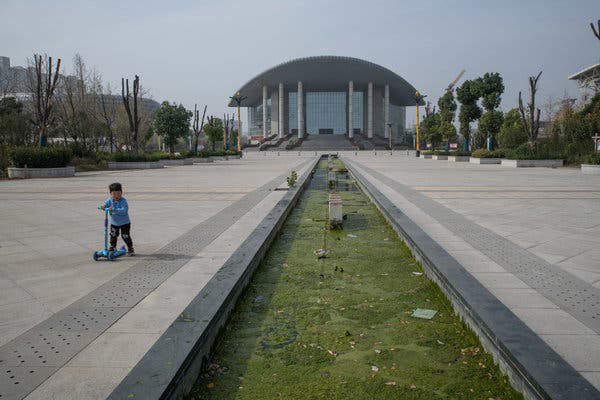  Bắc Kinh càng kiềm chế, địa phương càng lách luật nhiều: Trung Hoa mộng của ông Tập có nguy cơ đổ bể vì bị núi nợ đè - Ảnh 1.