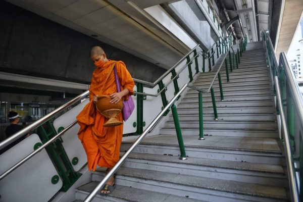 Bài học từ Thái Lan: Tàu trên cao lỗ nặng, nhà vận hành đòi trả nợ hoặc dân khỏi đi tàu - Ảnh 3.