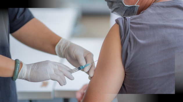 Bãi rác ở Mỹ ngập vaccine: Thừa mứa hàng triệu liều, dân trốn tiêm nhiều vô kể - Ảnh 1.