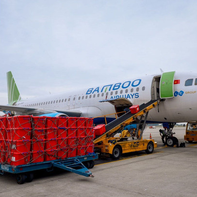 Bamboo Airways tài trợ vận chuyển cho y bác sĩ, thiết bị y tế đến chi viện Hải Dương