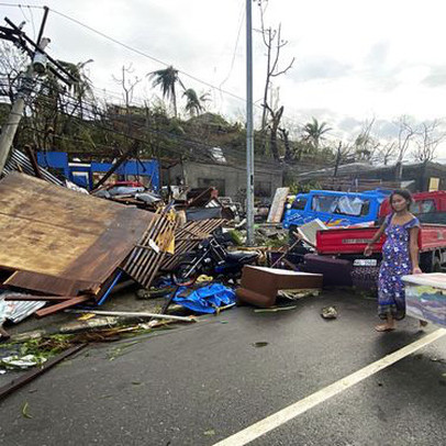 Bão Rai đang hướng về Việt Nam khủng khiếp thế nào: Làm ít nhất 31 người chết ở Philippines, nhiều nơi 90% nhà cửa bị hư hại