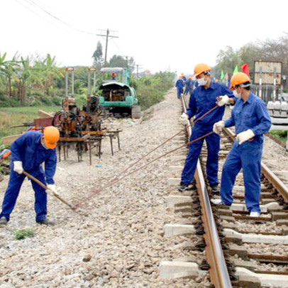 Bảo trì đường sắt cầm chừng: Tranh cãi về 'tiêu tiền', vay lãi trả lương