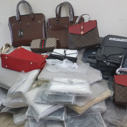 Bắt giữ hàng trăm túi xách, ví da "hàng hiệu" Louis Vuitton, Dior, Gucci... nghi giả mạo nhãn hiệu