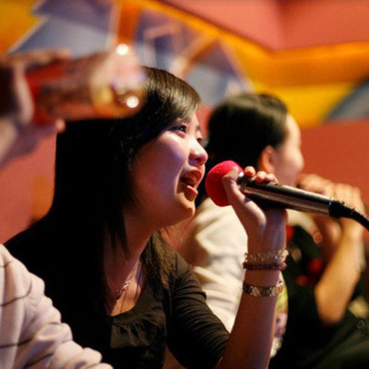 Bí ẩn người đàn ông dạy thế giới hát karaoke: Bỏ chứng khoán theo đam mê âm nhạc, trầm cảm vì quá nhiều tiền, xây viện dưỡng lão cho... chó để "trả ơn"