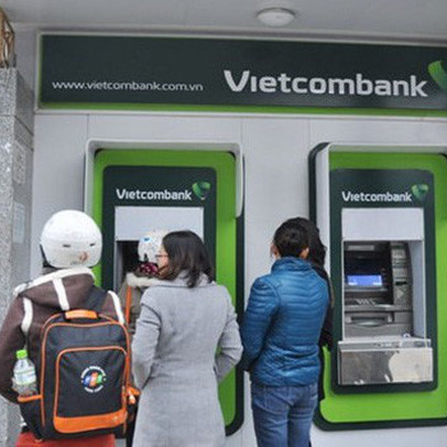 Bị Ngân hàng Nhà nước “tuýt còi”, Vietcombank dừng tăng phí rút tiền ATM nội mạng