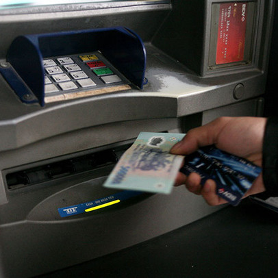 Bị nuốt thẻ ATM khác hệ thống, làm thế nào để lấy lại và quá thời hạn 10 ngày thì sẽ ra sao?