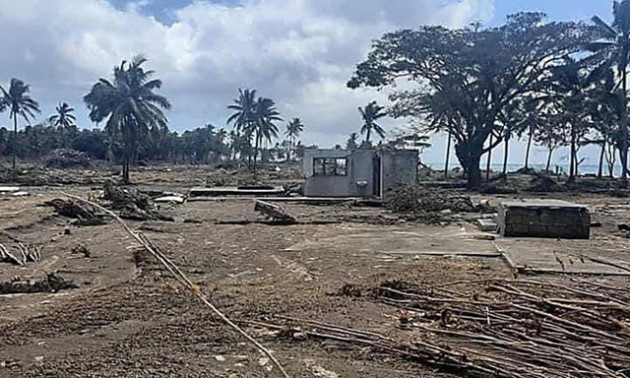 Bị sóng thần cuốn trôi, người cá Tonga sống sót thần kỳ sau 27 giờ lênh đênh trên biển - Ảnh 1.