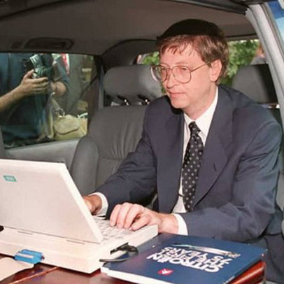 Bill Gates tự tay quay video training nhân viên