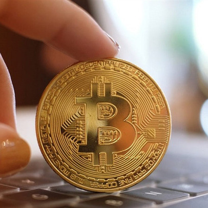 Bitcoin lập đỉnh mới, vượt 67.000 USD, USD giảm nhanh