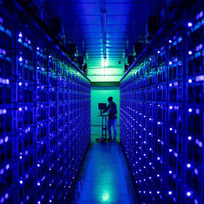 Bitcoin phá mốc 55.000 USD