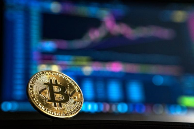 Bitcoin tăng vọt, sắp chạm 10.000 USD