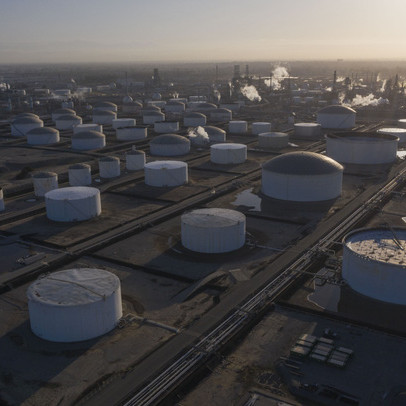 Bloomberg: Giá dầu hoàn toàn có thể về -100 USD/thùng trong tháng tới