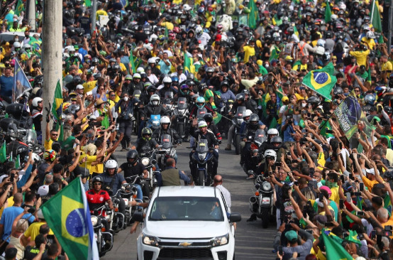 Brazil: 450.000 người chết vì Covid-19, Tổng thống không bịt khẩu trang, phóng xe máy biểu tình giữa biển người - Ảnh 1.