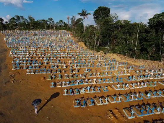 Brazil: 450.000 người chết vì Covid-19, Tổng thống không bịt khẩu trang, phóng xe máy biểu tình giữa biển người - Ảnh 3.