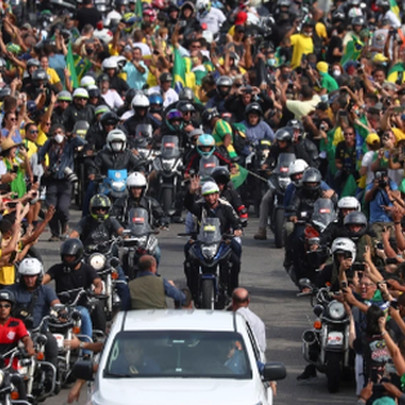 Brazil: 450.000 người chết vì Covid-19, Tổng thống không bịt khẩu trang, phóng xe máy biểu tình giữa biển người