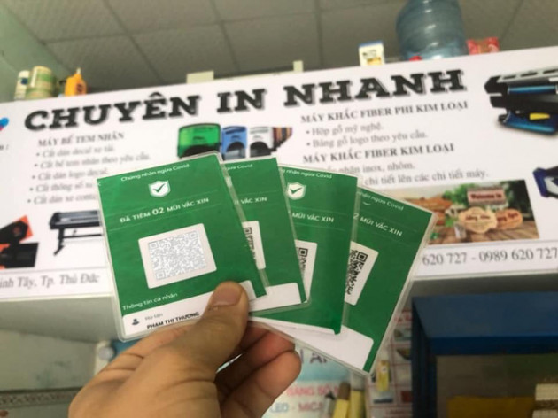 Bùng nổ dịch vụ in ấn mã QR tiêm chủng lên áo, thẻ đeo, ốp điện thoại, giá rẻ bất ngờ - Ảnh 2.