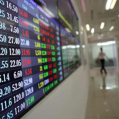"Bung sức" mua khi VN-Index lùi về vùng 1.300 điểm, có thể tích lũy thêm cổ phiếu ngân hàng