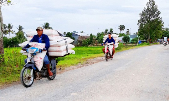 Buôn lậu nườm nượp ở vùng biên