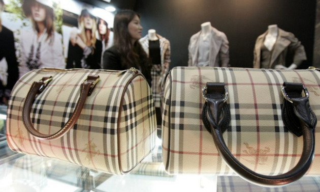 Burberry thiêu hủy 857 tỷ đồng hàng tồn, và điều này xảy ra hàng năm để ngăn hàng hoá không bị tuồn ra "chợ xám"