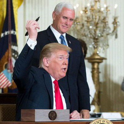 "Bút sa gà chết": Ông Trump lại làm chao đảo cộng đồng mạng bằng hành động khó hiểu