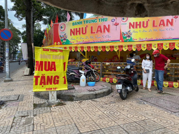 Các điểm bán bánh trung thu đồng loạt "mua 1 tặng 1"