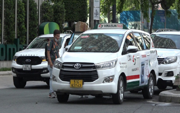 Các hãng taxi “dễ thở” vì giá xăng giảm