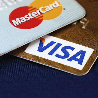 Các ngân hàng tiếp tục kêu gọi Visa và Mastercard miễn, giảm phí