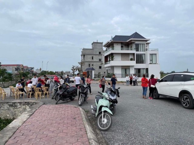 Cầm đèn chạy trước ô tô, nhà đầu tư bất động sản mòn mỏi chờ lên phố - Ảnh 2.