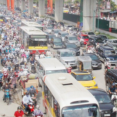 Cấm xe máy trên đường Nguyễn Trãi, Lê Văn Lương mới chỉ là nghiên cứu