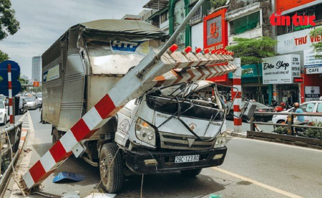 Cận cảnh biển báo thông minh tại các điểm đen giao thông ở Hà Nội - Ảnh 2.