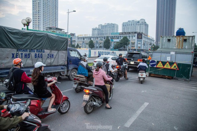 Cận cảnh loạt 9 lô cốt án ngữ 300m đường tại Hà Nội - Ảnh 3.