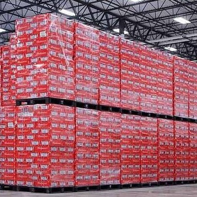 Cận cảnh “núi” bia Budweiser bị bỏ xó vì lệnh cấm của nước chủ nhà World Cup