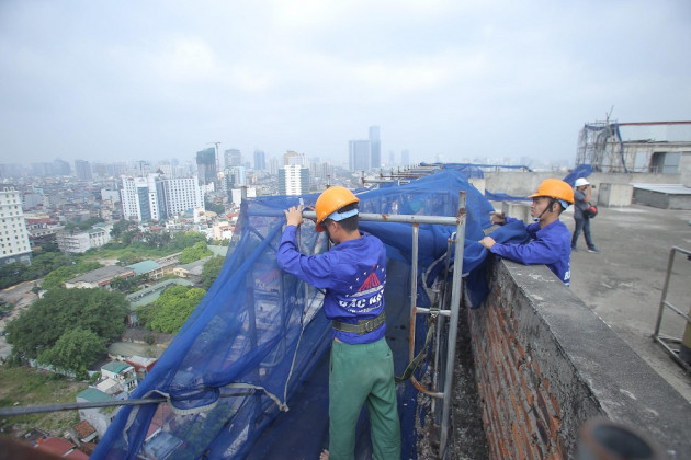 Cận cảnh tòa 8B Lê Trực trong ngày đầu phá dỡ giai đoạn 2 - Ảnh 9.