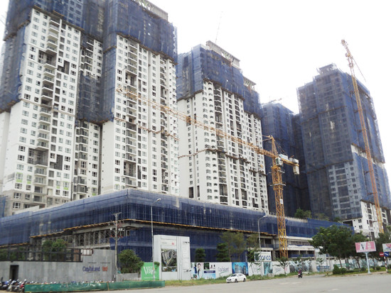 Căn hộ cao cấp tiếp tục chiếm sóng, trung cấp và bình dân khan hiếm nguồn cung - Ảnh 1.