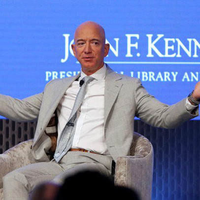 Cần phải làm 2,8 triệu năm, không ăn tiêu mới giàu như Jeff Bezos